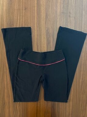 Classic Y2K black low-rise flare yoga pants
